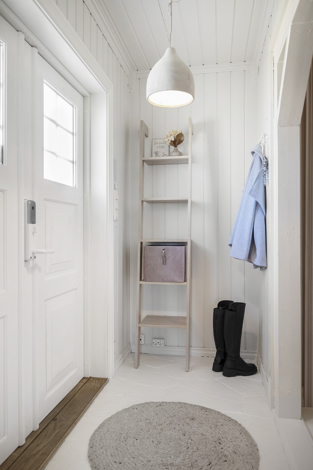 Flott dobbel inngangsdør inn til en lys entre med fliser på gulv. Galleribilde