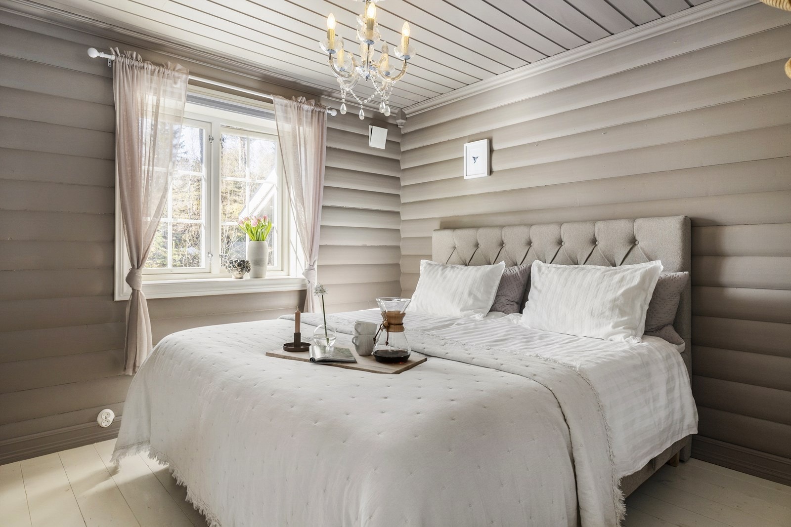 Hovedsoverommet har fin plass til dobbeltseng og stor garderobe. Galleribilde