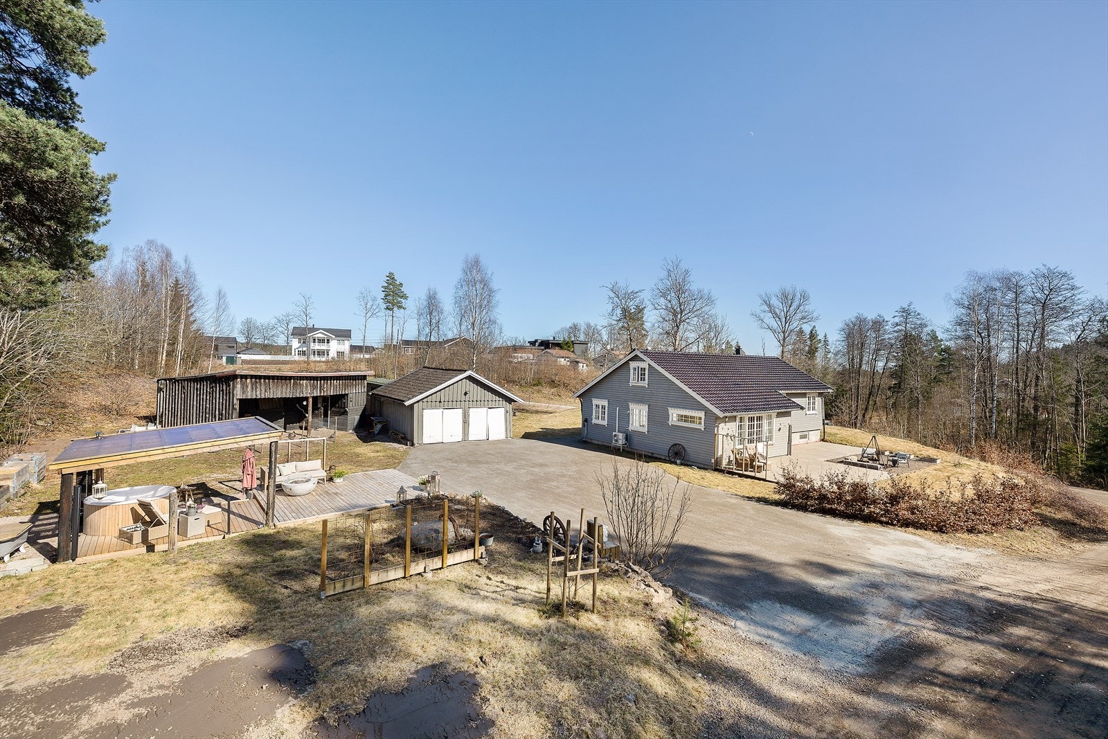 Velkommen til Dyrsøveie 193 presentert av Aktiv Eiendomsmegling v/Kaia Hostvedt Dahle. Galleribilde