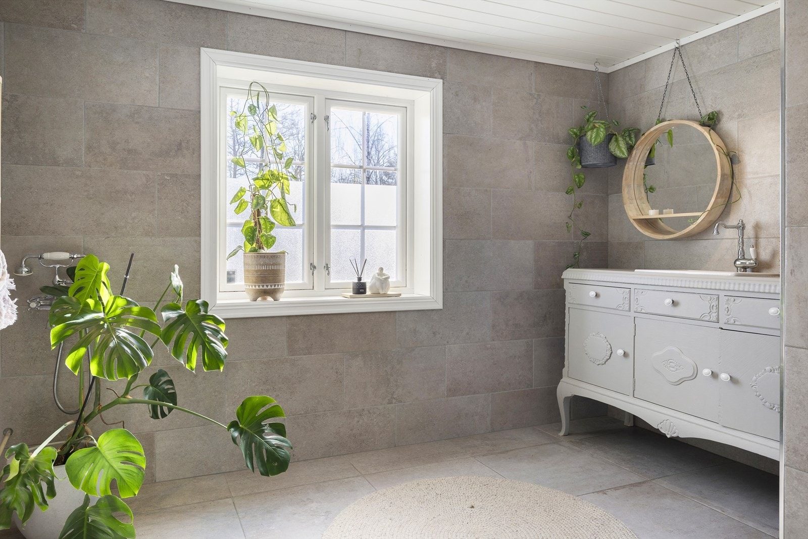 Badet fra 2013, er delikat og lekkert innredet med en fin blanding av moderne og gammel stil. Galleribilde