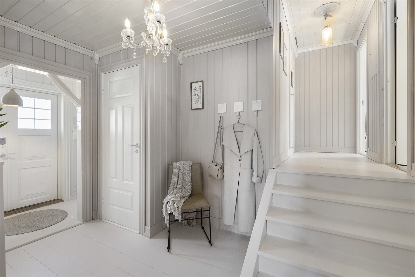 Gangen er romslig med god plass til å henge fra seg yttertøyet. Galleribilde