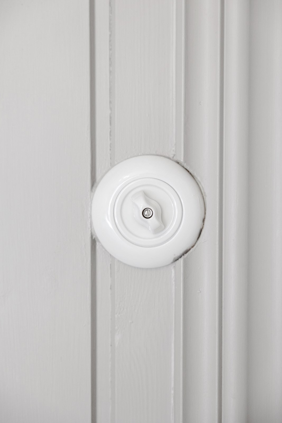 Legg merke til lekre detaljer som de fine lysbryterne i gangen og på soverom. De er i gammel stil, men nye. Galleribilde