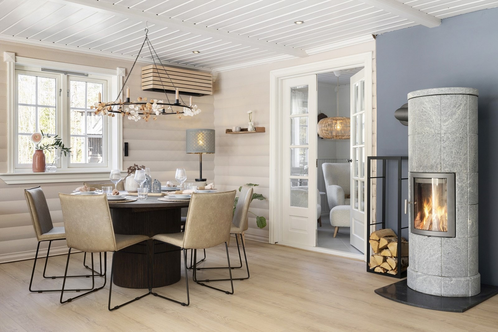 Spisestuen er romslig med god plass til kunne samle familie og venner til hyggelig lag. Galleribilde