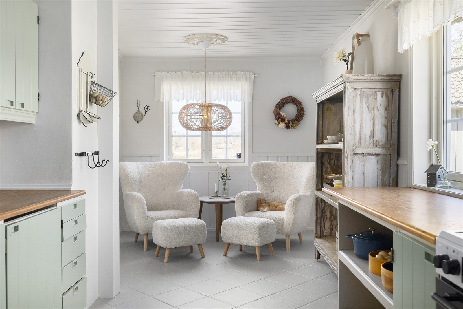 Kjøkkenet har godt med skap- og benkeplass, i tillegg til en lys og koselig spiseplass. Galleribilde