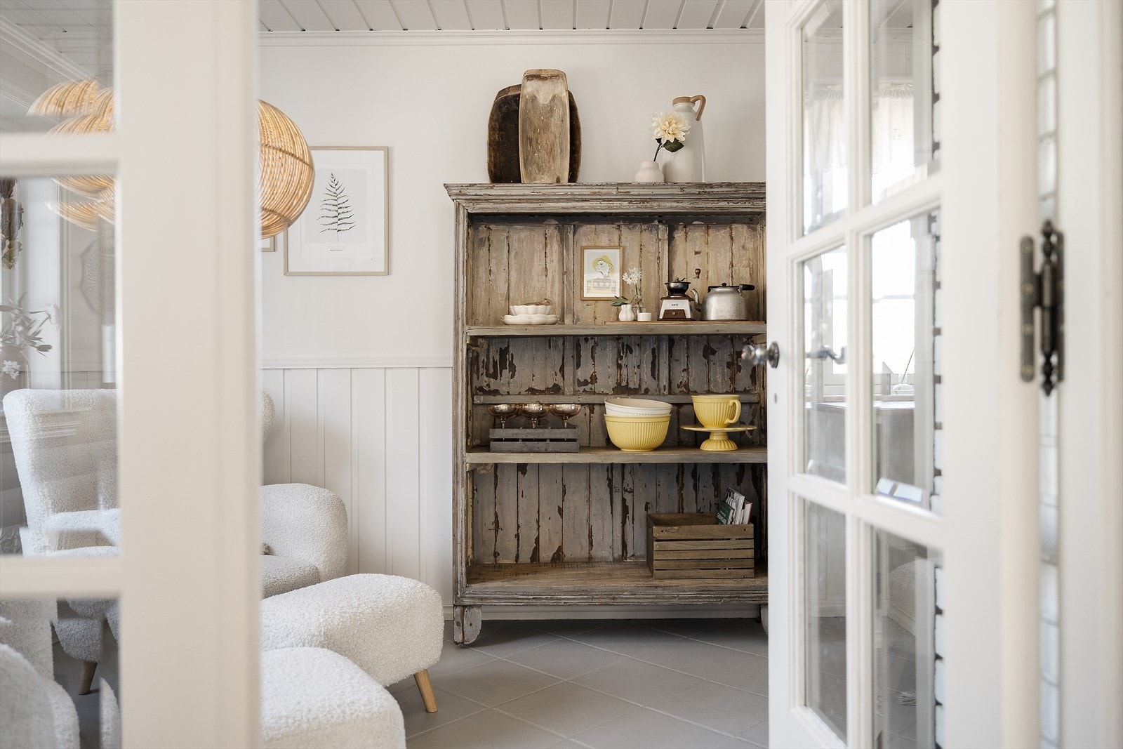 En fin glassdør mellom kjøkkenet og stuen. Galleribilde