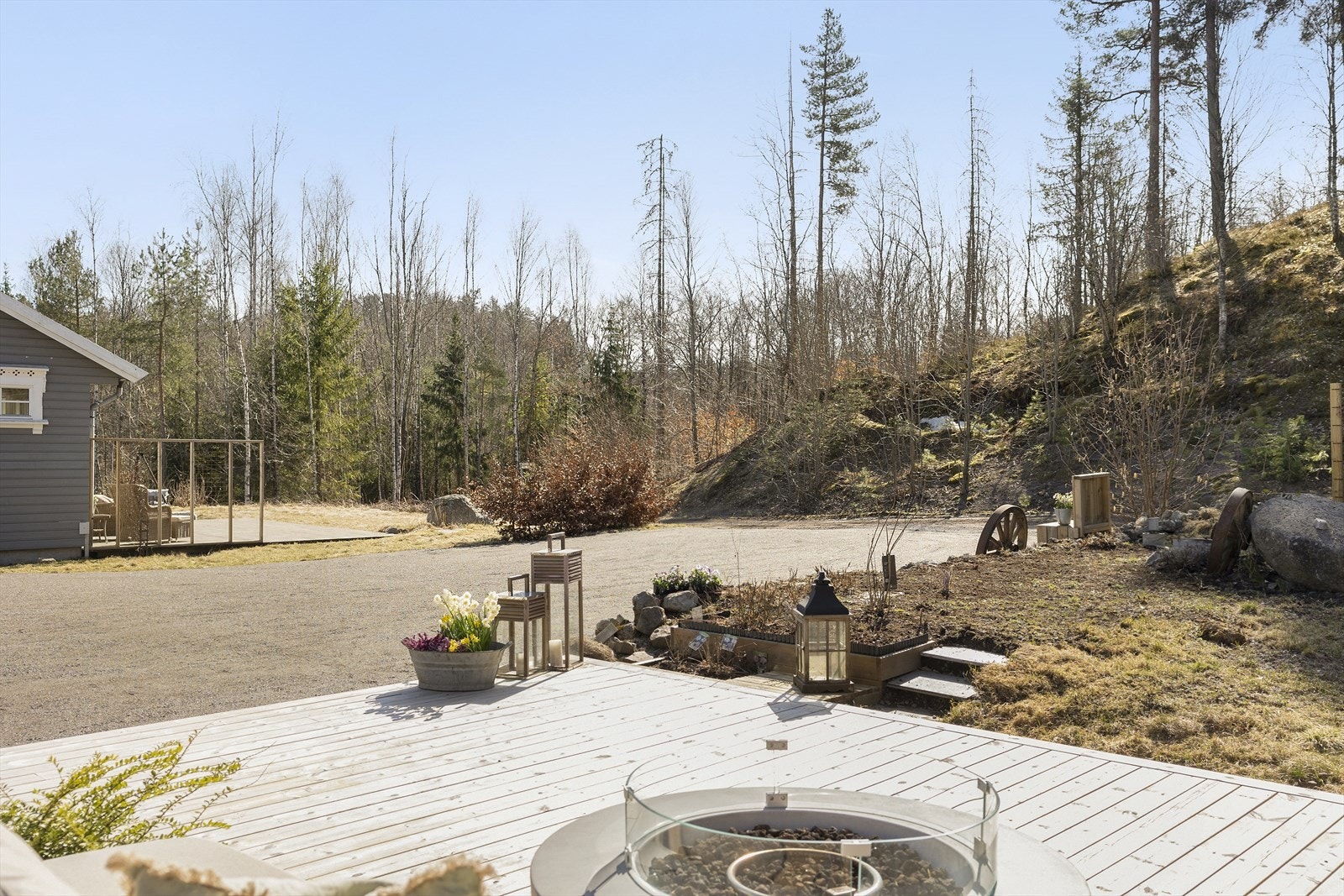 Eiendommen har flotte uteplasser i flere soner. Galleribilde