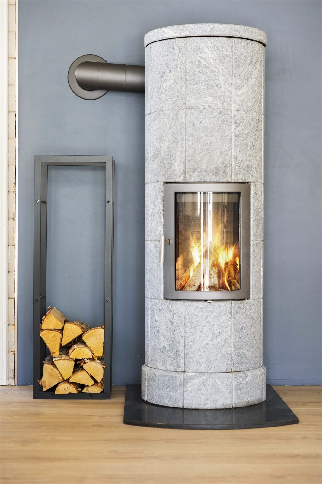 Flott vedovn i kleberstein satt inn i 2024, som bidrar til varme og hygge på kalde høst- og vinterdager. Galleribilde