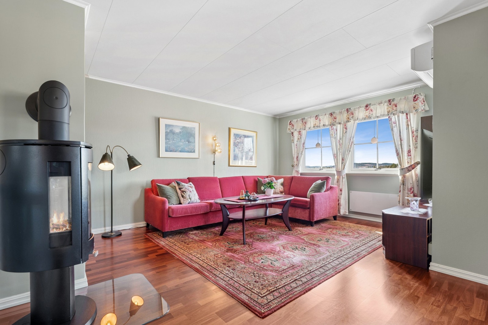 Her er det god plass til sofagruppe og annet møblement. Galleribilde