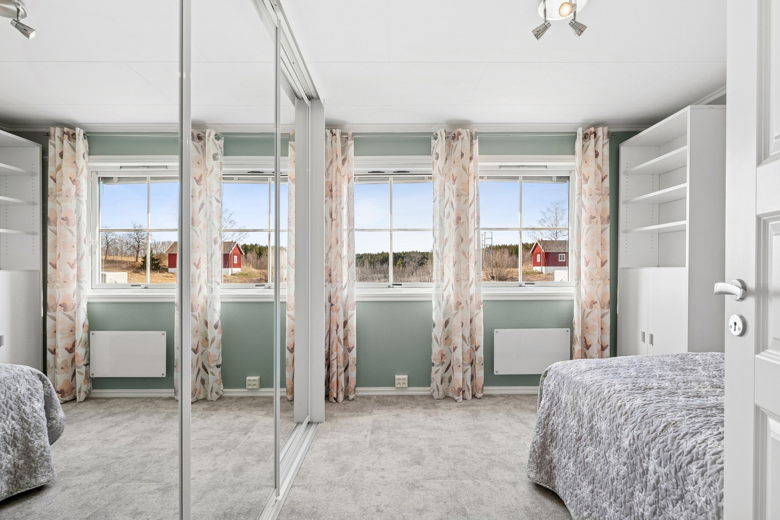 Det siste soverommet har en stor skyvedørsgarderobe. Galleribilde