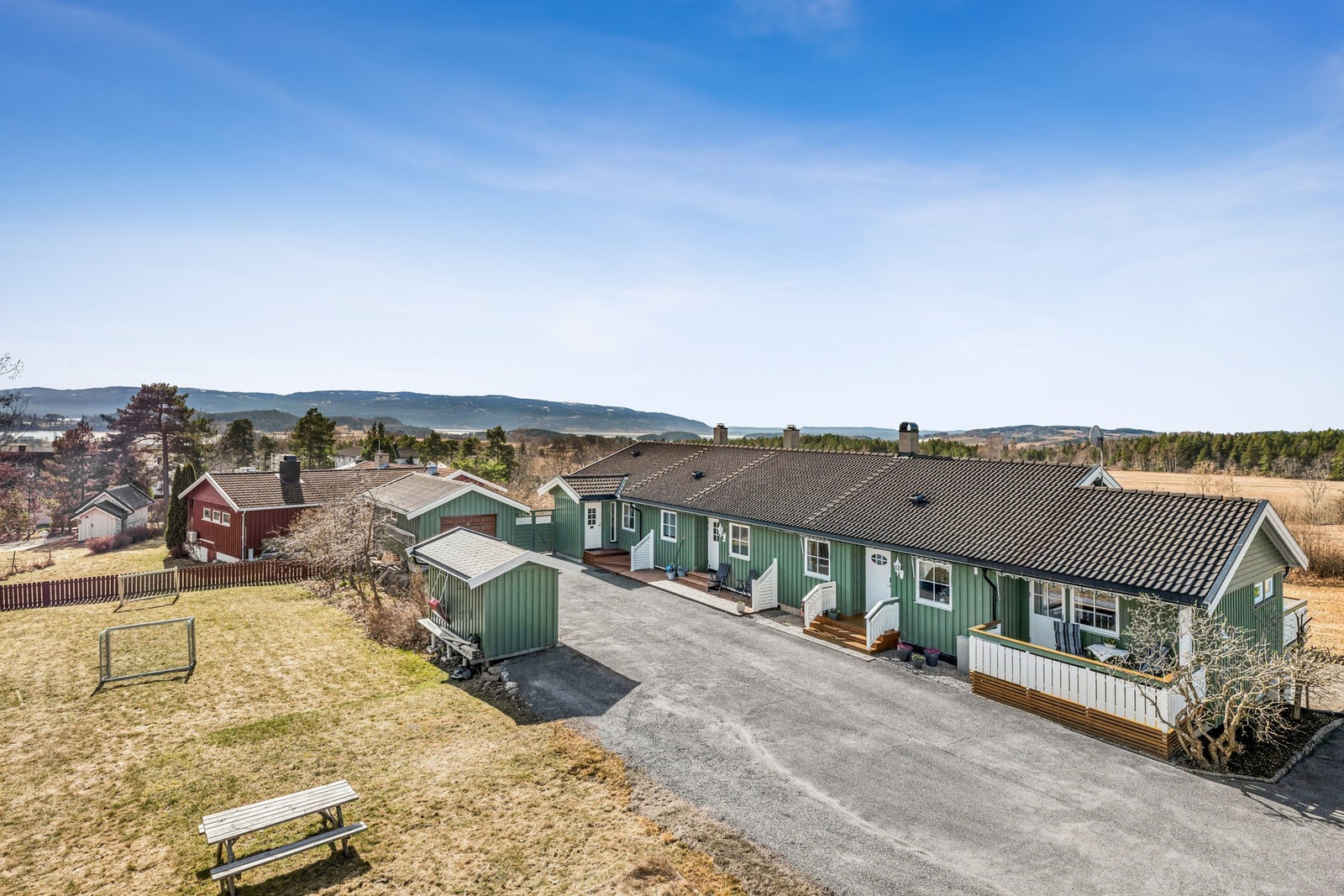 Eiendommen ligger i en rolig blindvei, og er perfekt for barnefamilier som ønsker trygghet og trivsel i hverdagen. Gode solforhold, og direkte tilgang til flotte turområder rett utenfor døren. Boligen ligger også flott til for pendling i retning Oslo! Galleribilde