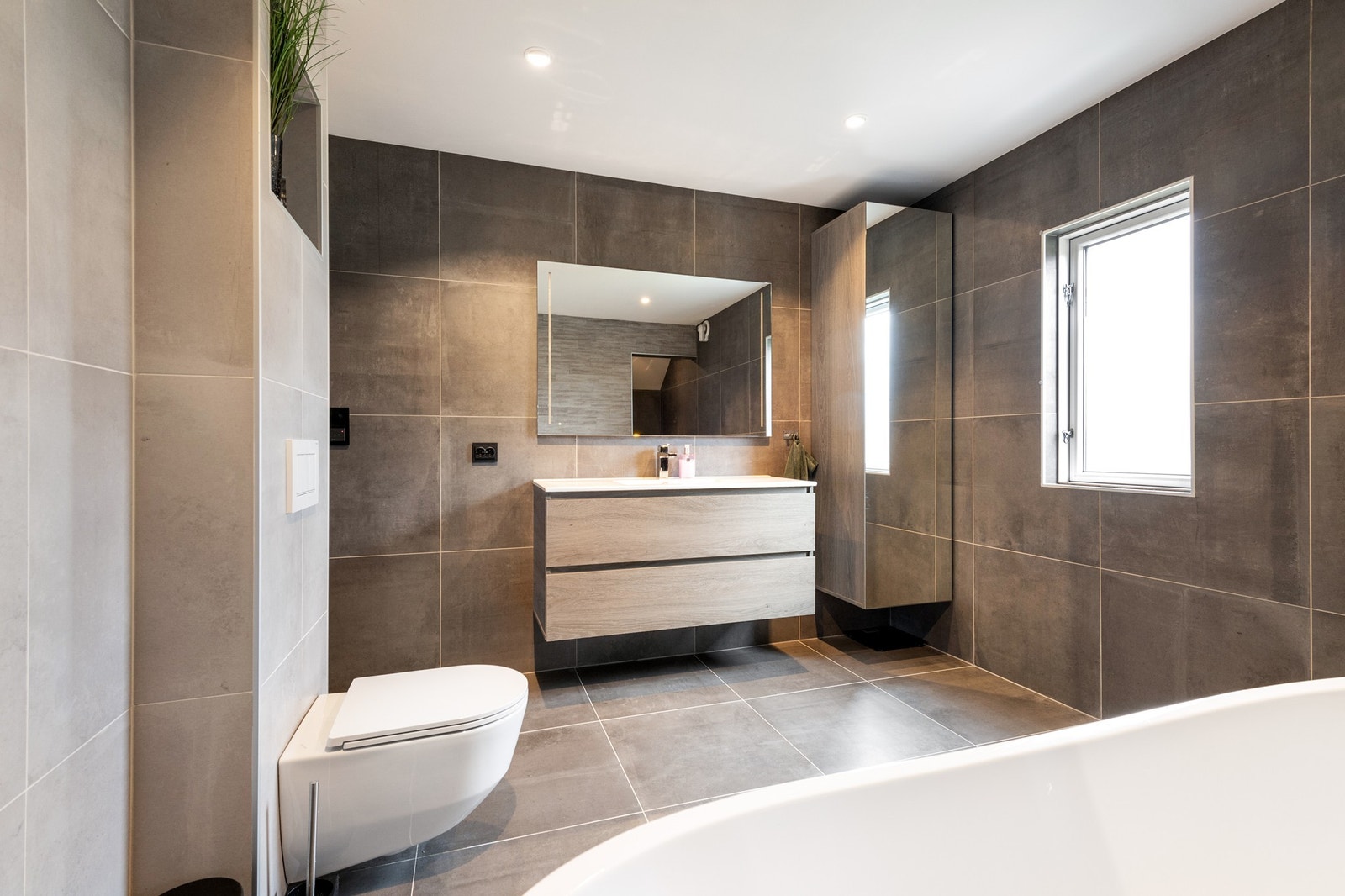 Bad - Flis på gulv med varmekabler, flis på vegger og malte plater i tak med
spotter Galleribilde