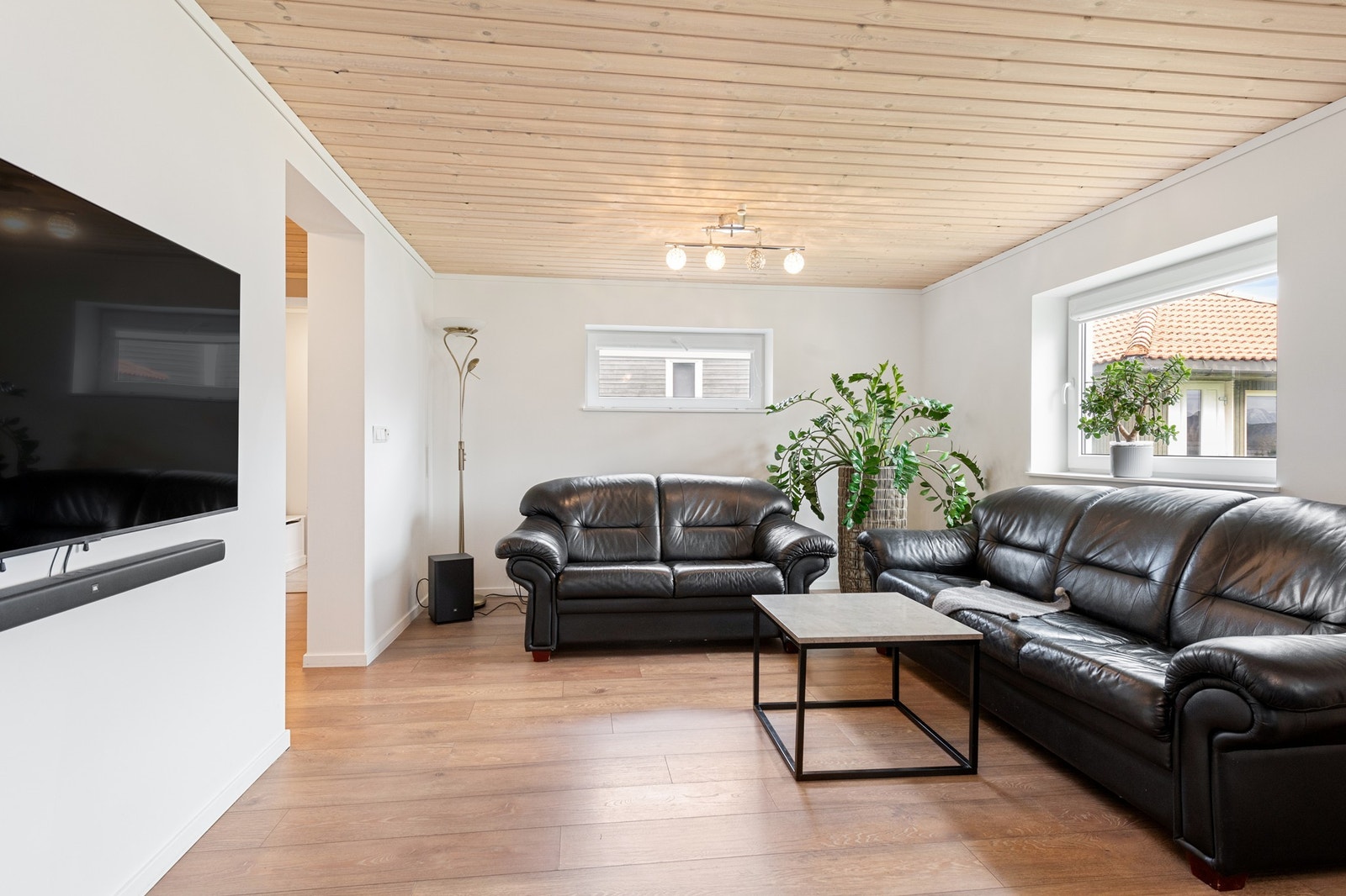 Innredet stue/kjøkken i underetasje Galleribilde