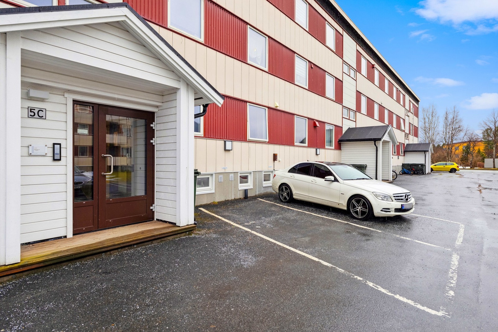 Parkeringsplassen er merket med nr. 37 og medfølger. Galleribilde