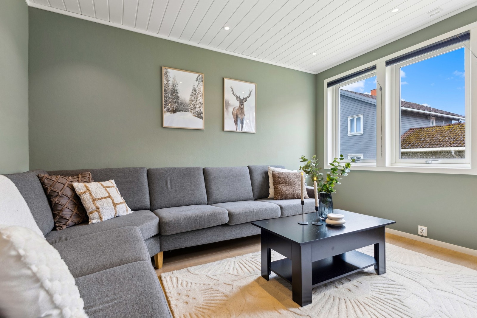 Lys og fin stue med god plass til sittegruppe og TV. Galleribilde