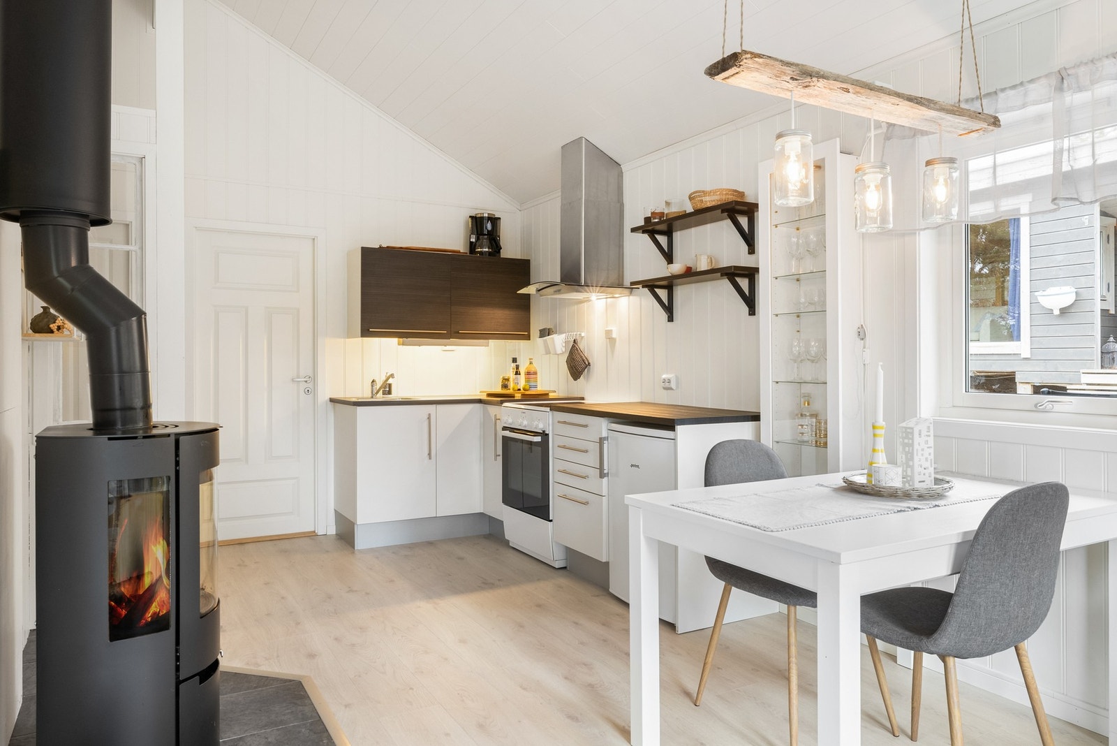 Oppvarmingskilder er vedfyring og elektrisitet Galleribilde