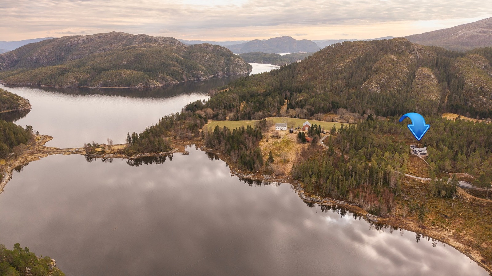 Eiendommen har en usjenert beliggenhet på Sund like øst for Tøttdal Galleribilde