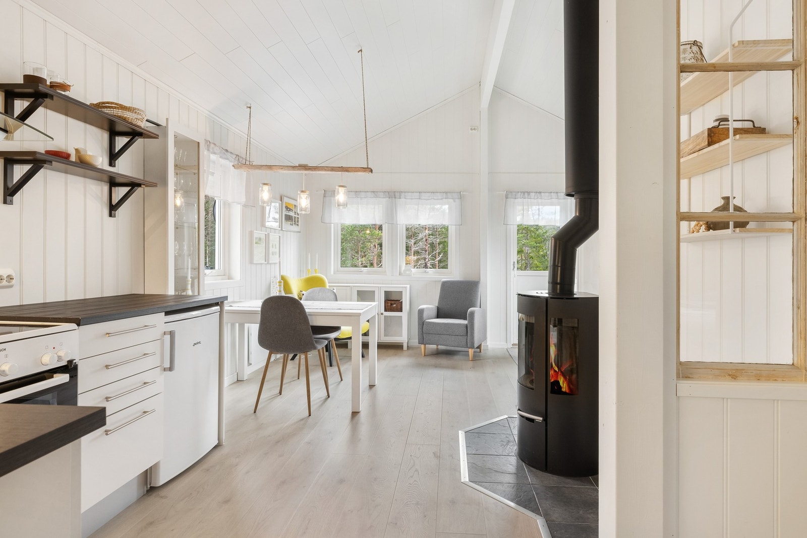 Innvendig er det lagt nytt laminat gulv på stue/kjøkken i 2024 Galleribilde