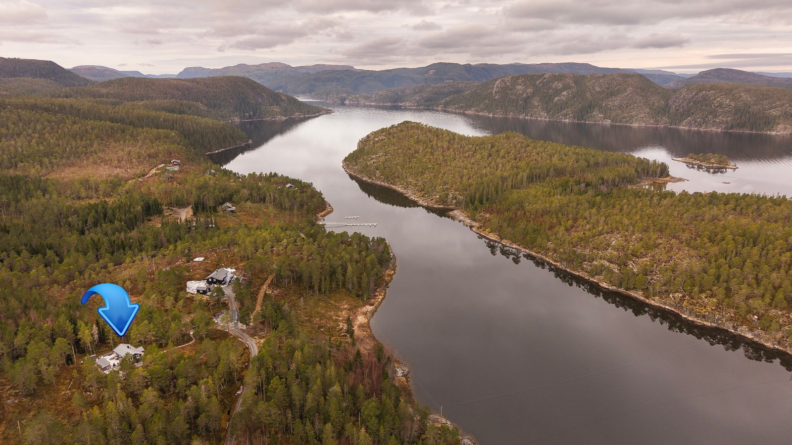 Avstand til Namsos er ca. 50 km med bil og betraktelig kortere langs sjøveien. Avstand til Steinkjer er ca. 70 km. Galleribilde