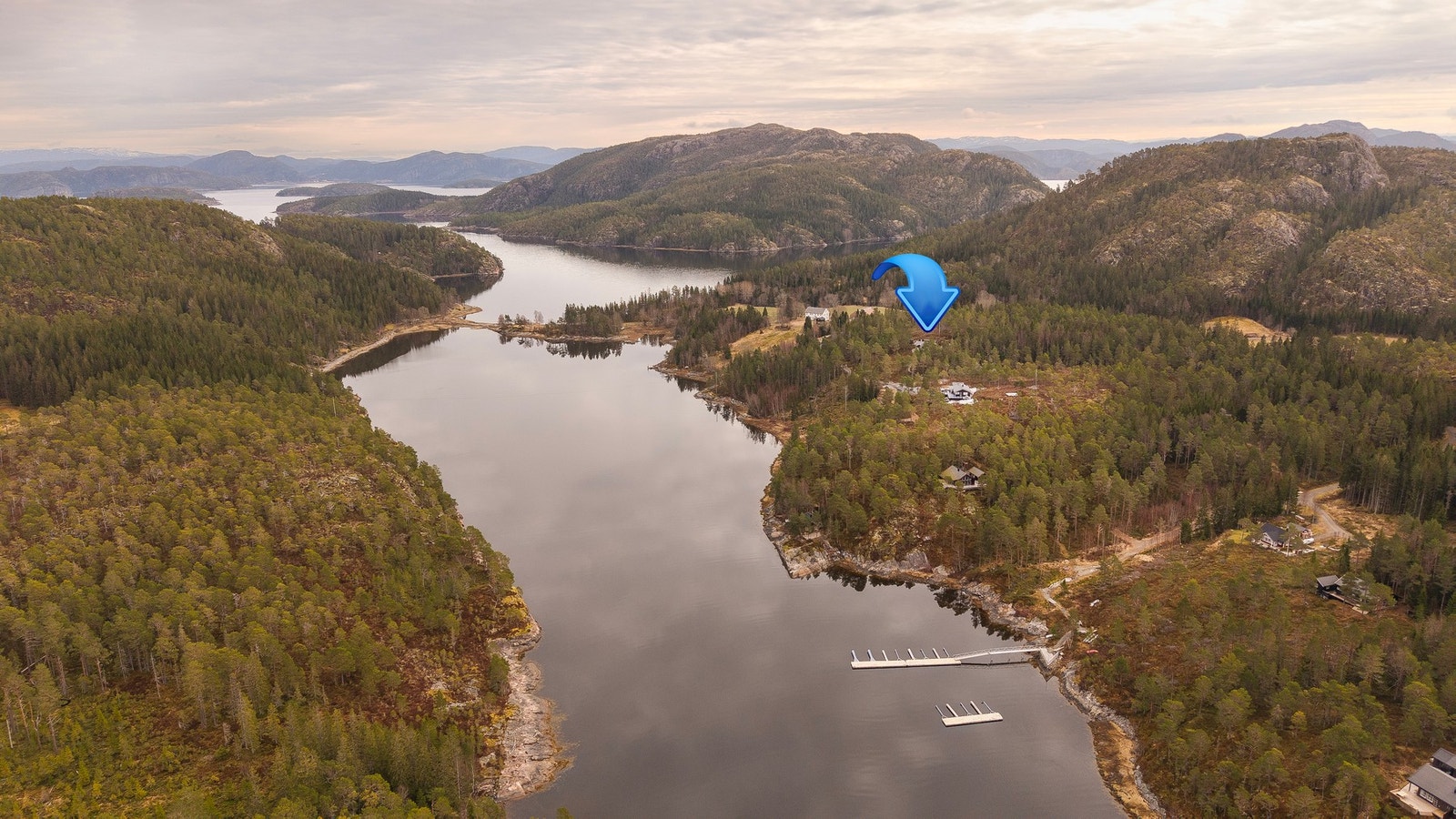 Det disponeres båtplass ved fellesbrygge ca. 350 meter i gåavstand fra hytten Galleribilde