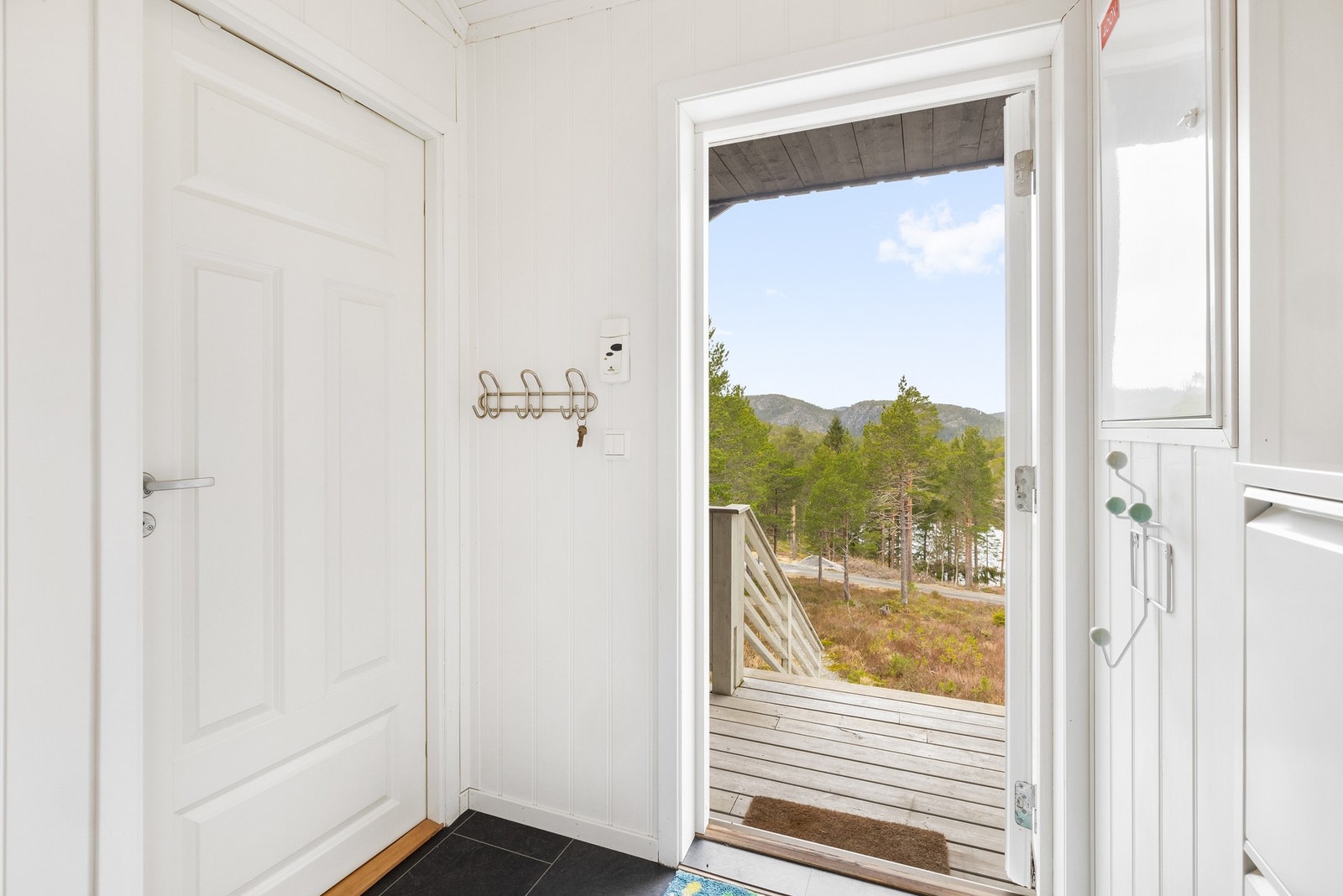 Entré med plass til oppheng av yttertøy og sko Galleribilde