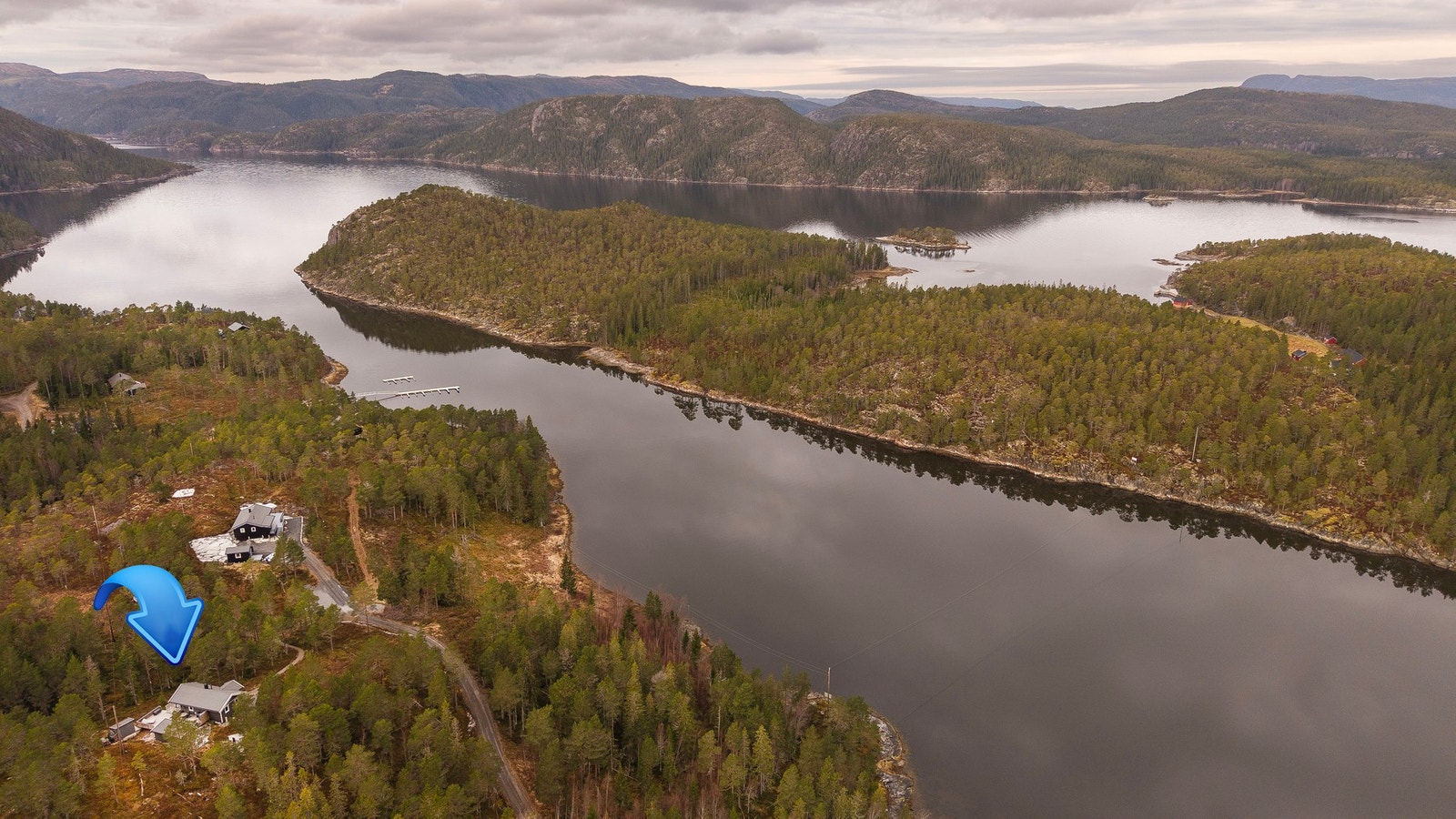 Eiendommen har adkomst via privat veg med parkering ca. 40 meter fra hytten Galleribilde