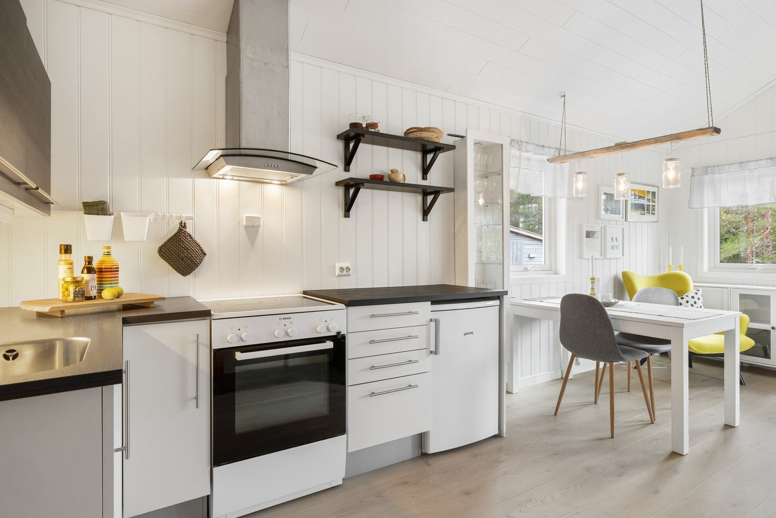 Kjøkkenet har innredning fra HTH med glatte fronter og benkeplate av laminat med underlimt servant. Galleribilde