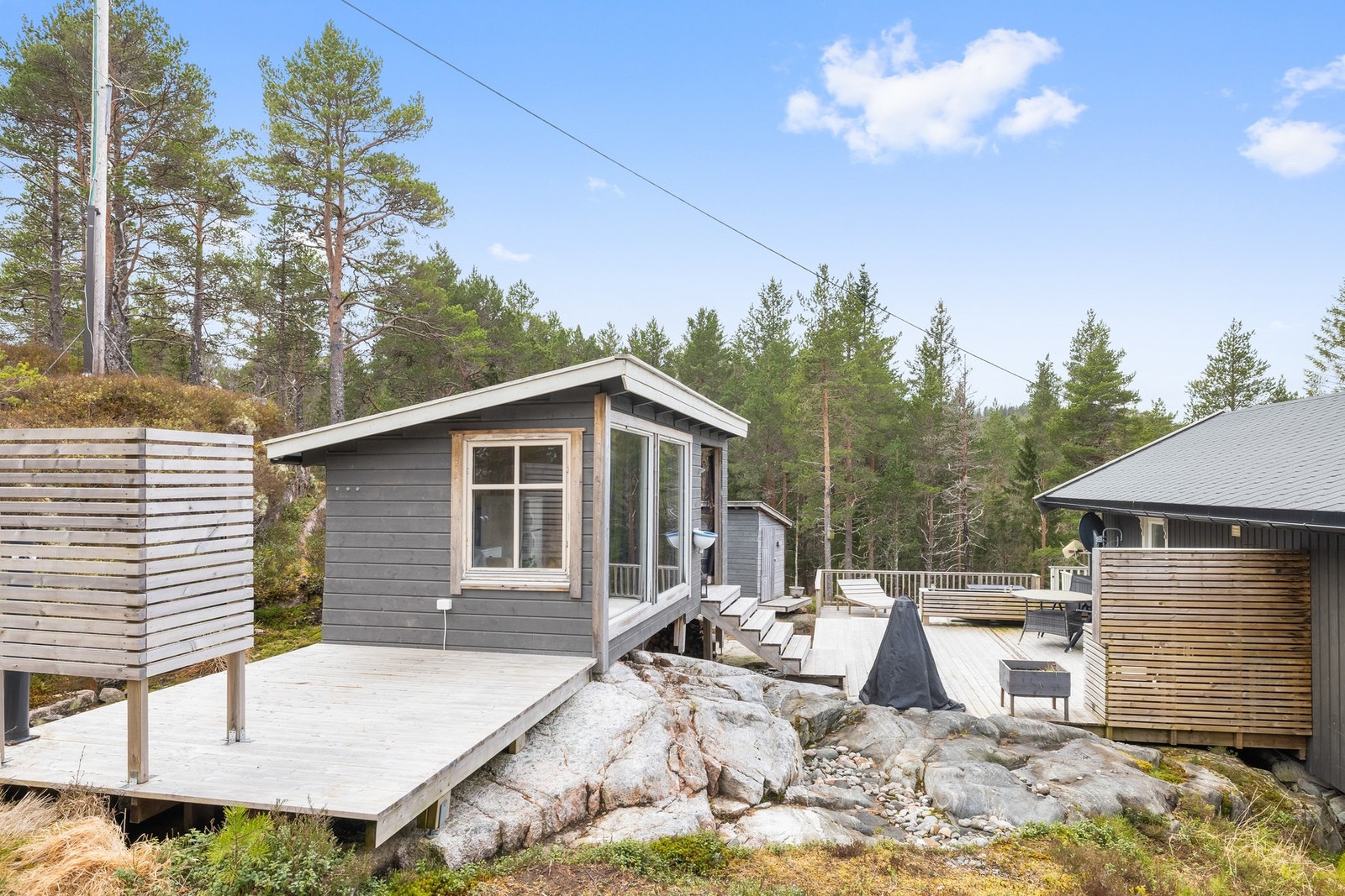Eiendommen har naturtomt med høy beliggenhet, gode lys- og solforhold. Galleribilde