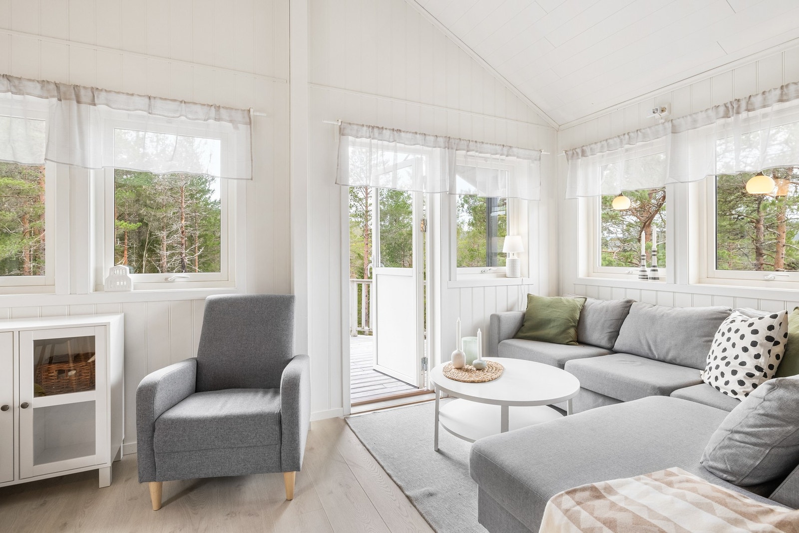 Fra stuen er det adkomst til terrasser Galleribilde