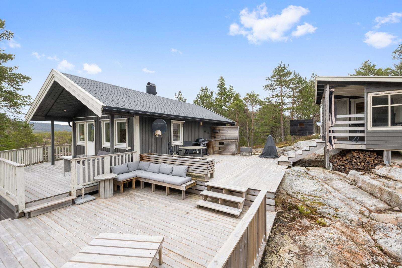 Velkommen til en flott fritidsbolig fra 2012 med usjenert beliggenhet i et hytteområde på Sund Galleribilde