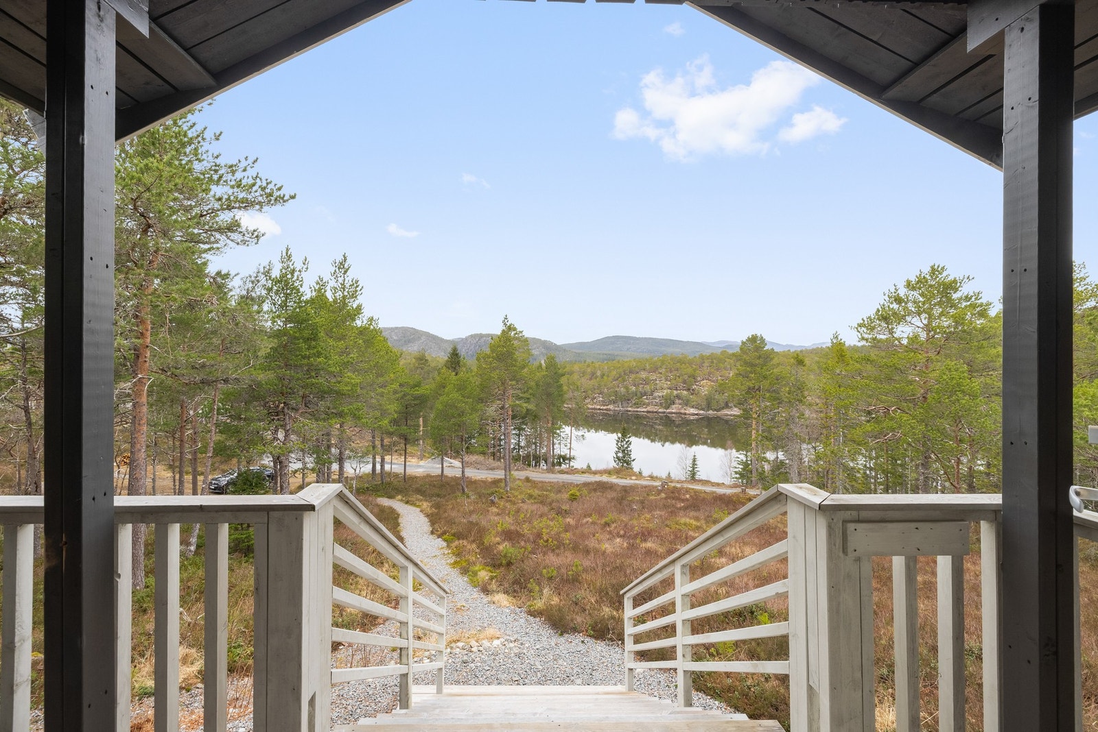 Fra hytten er det gangsti på ca. 40 meter til parkeringsplassen. Galleribilde