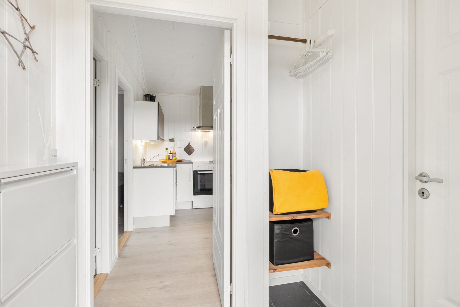 Hytten inneholder: Vindfang, stue/kjøkken, to soverom og toalettrom Galleribilde