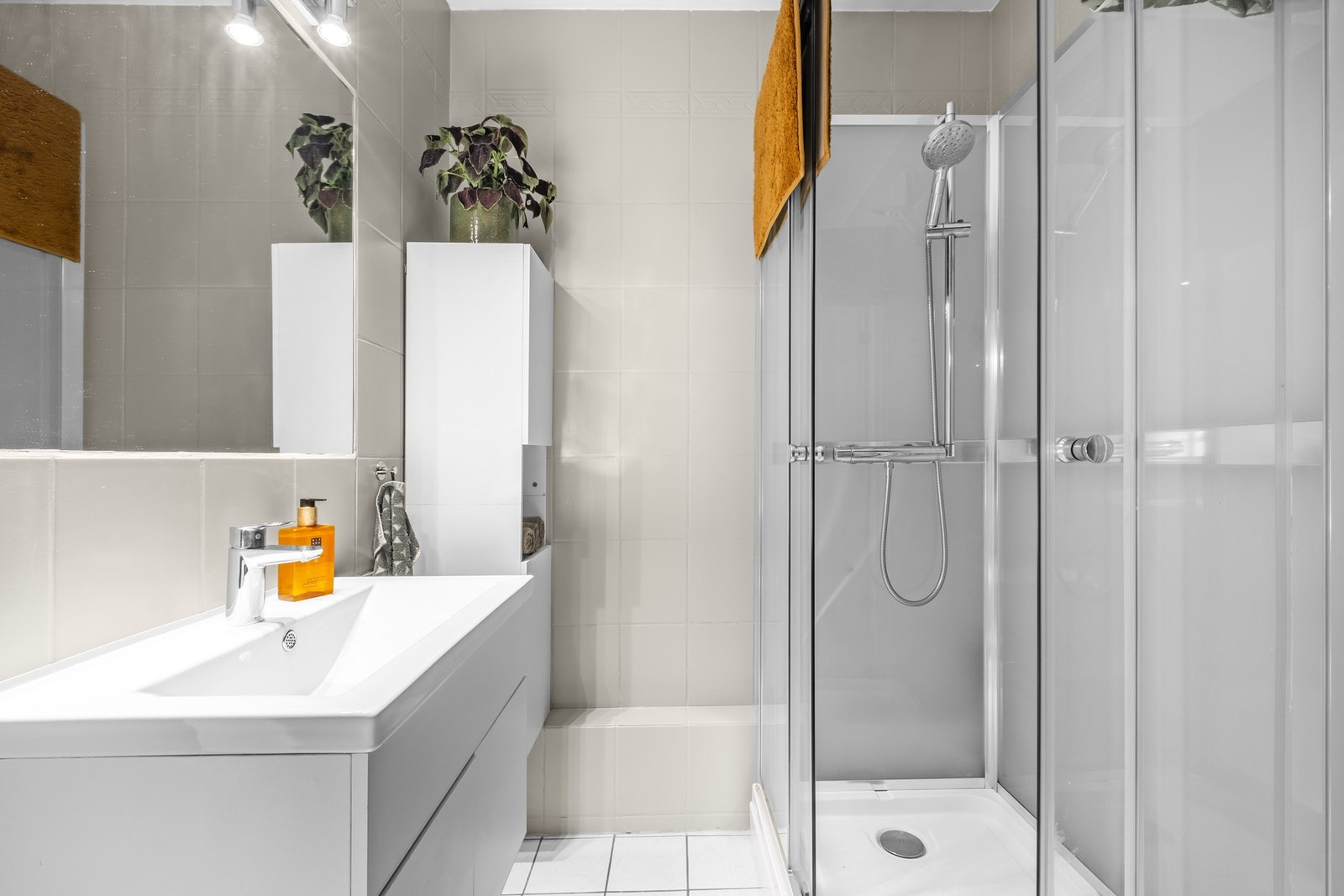 Dagens dusjløsning gjør også at badet fint kan brukes i mange år til. Galleribilde