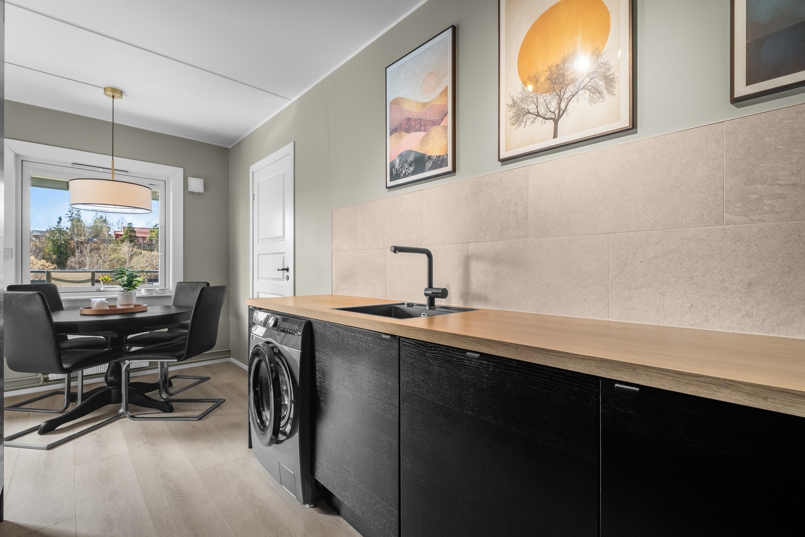 Kjøkkenet er i moderne design og har en elegant stil. Galleribilde