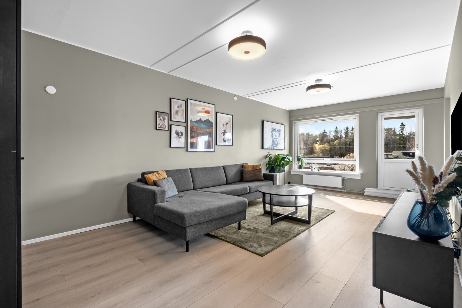 Innvendig er boligen modernisert og fremstår som delikat og innbydende. Galleribilde