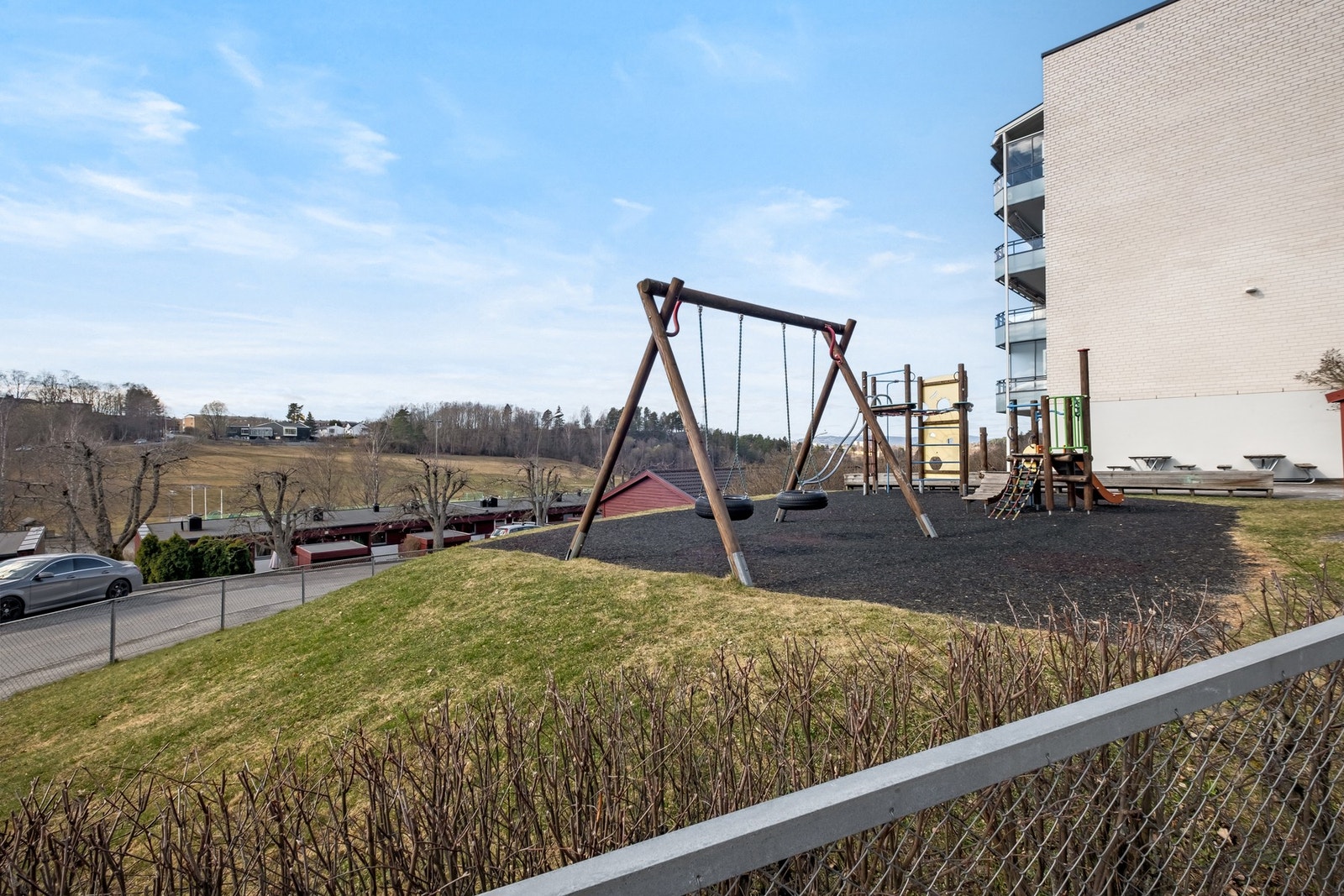 Borettslaget har også noen sittegrupper og lekeapparater for de minste. Galleribilde