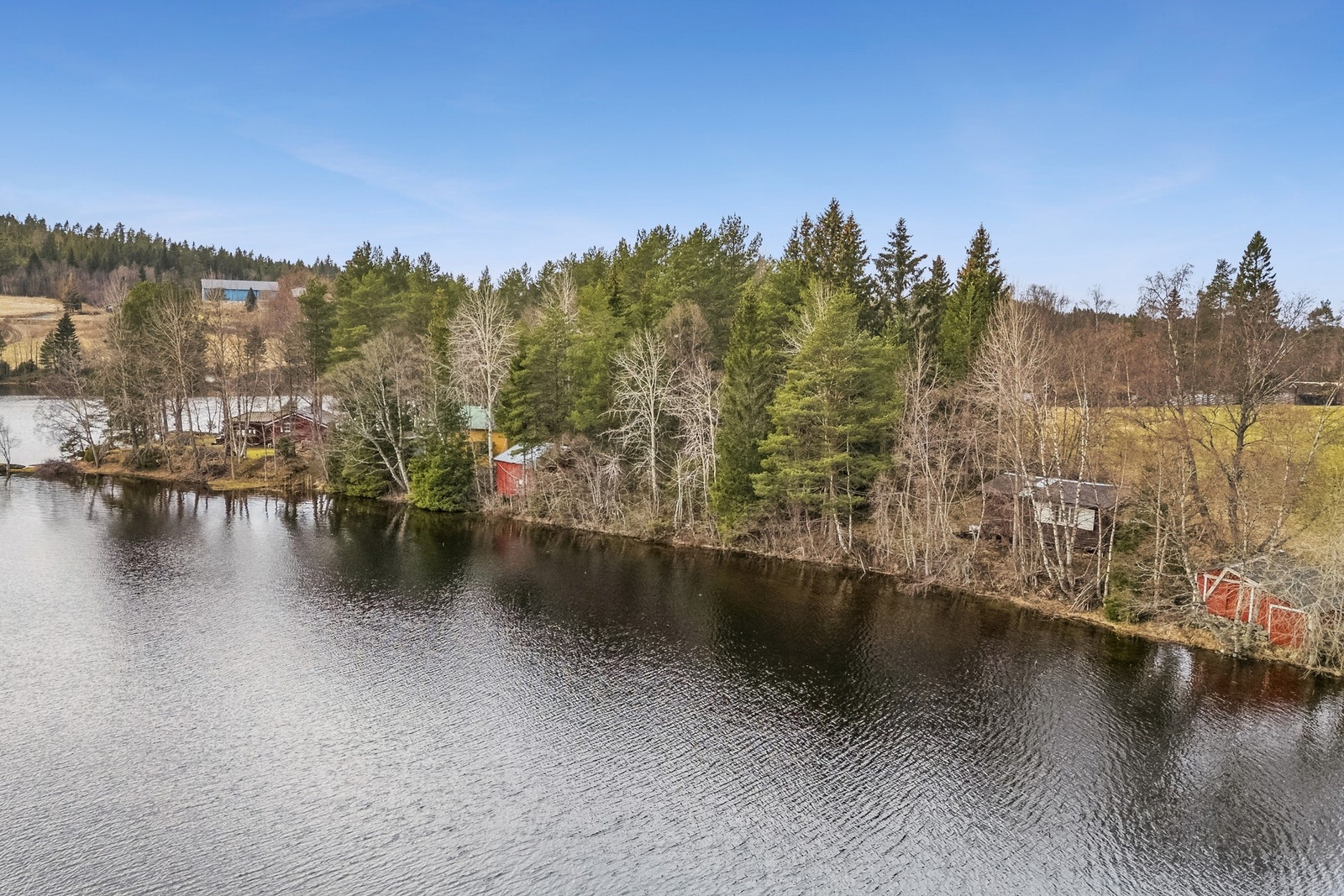 Bygningsmassen er eldre og har behov for oppgradering, men gir deg en flott mulighet til å skape ditt eget ferieparadis - enten du vil bevare sjarmen eller starte med blanke ark. Galleribilde