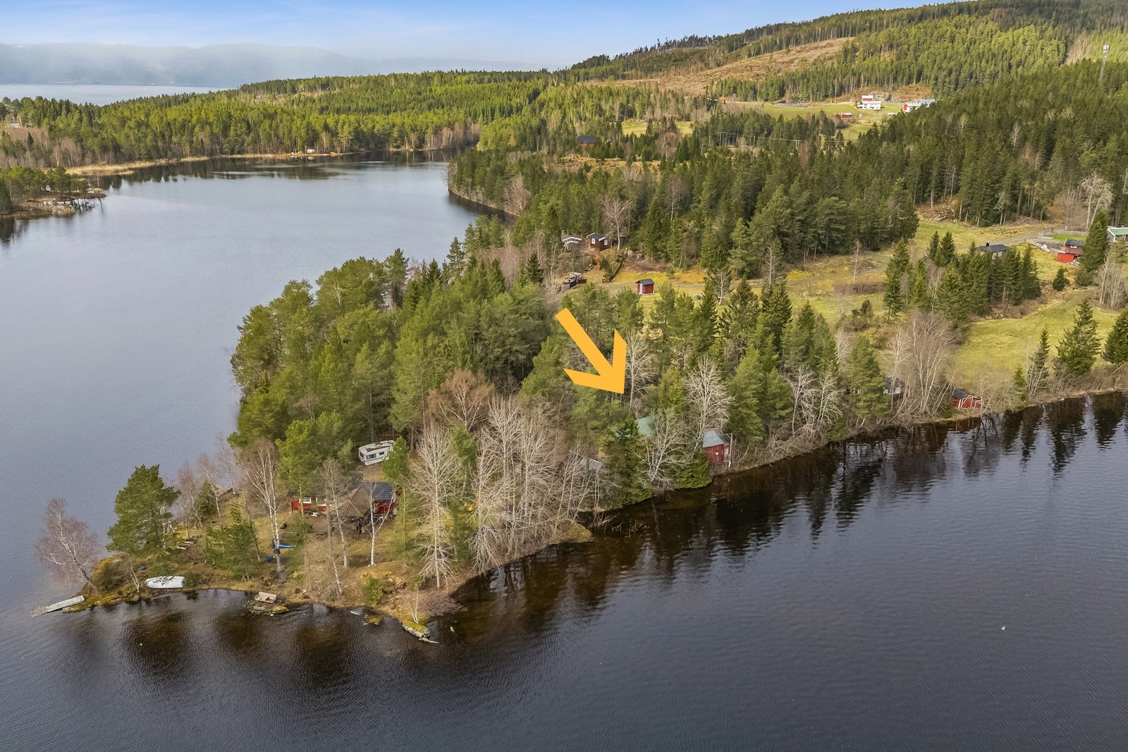 Her finner du en eldre hytte, uthus og naust - omgitt av et vakkert kulturlandskap og fredelige omgivelser. Galleribilde