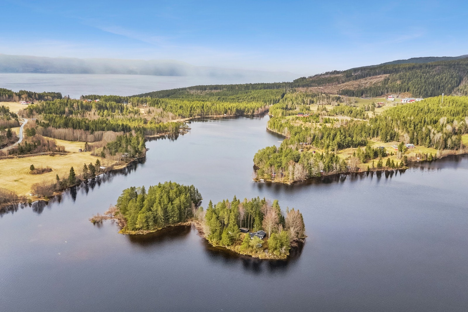 Området preges av spredt fritidsbebyggelse og gir en lun og rolig atmosfære. Samtidig er det kun ca. 10 km til Frosta sentrum. Galleribilde