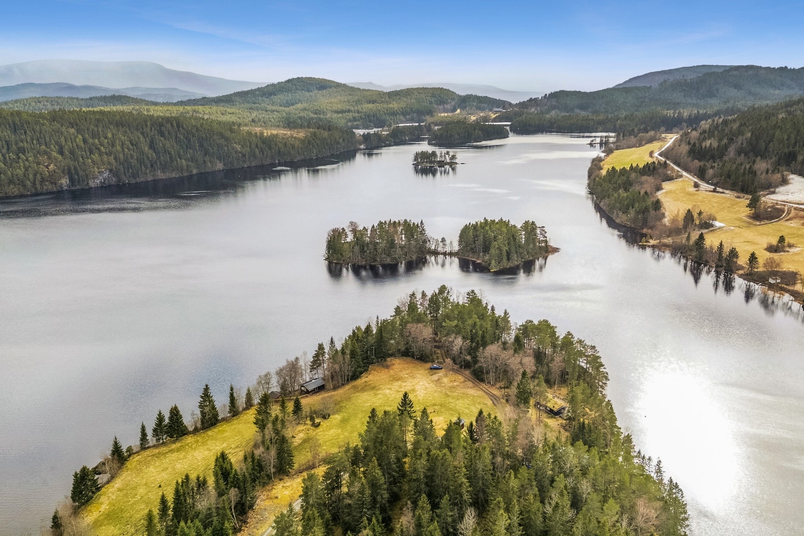 Eiendommen ligger kun få meter fra vannet og har sørøstvendt beliggenhet med flotte solforhold og nydelig utsikt over vannet. Galleribilde