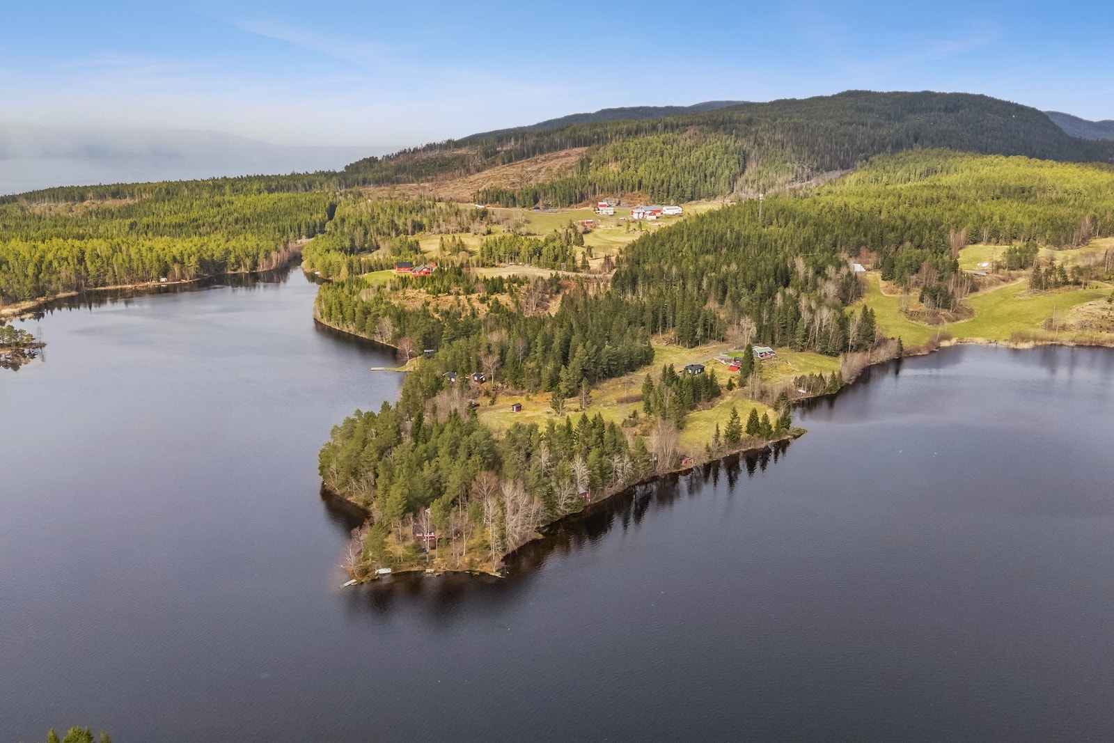 Her får du det beste av to verdener: en fredelig og naturnær tilværelse på idylliske Lutdalstangen, og samtidig kort vei til dagliglivets nødvendigheter. Galleribilde