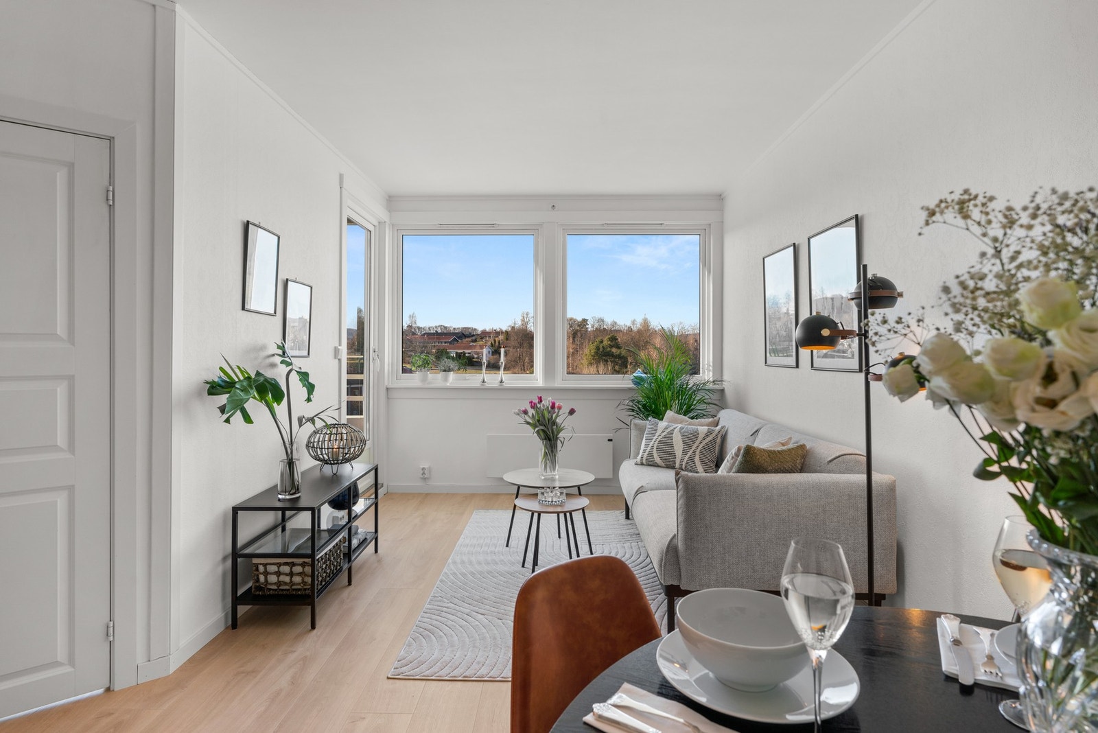 Leiligheten er oppgradert med nymalte overflater, nytt kjøkken og nytt laminatgulv i 2024/2025. Utsikten gir en herlig romfølelse. Galleribilde