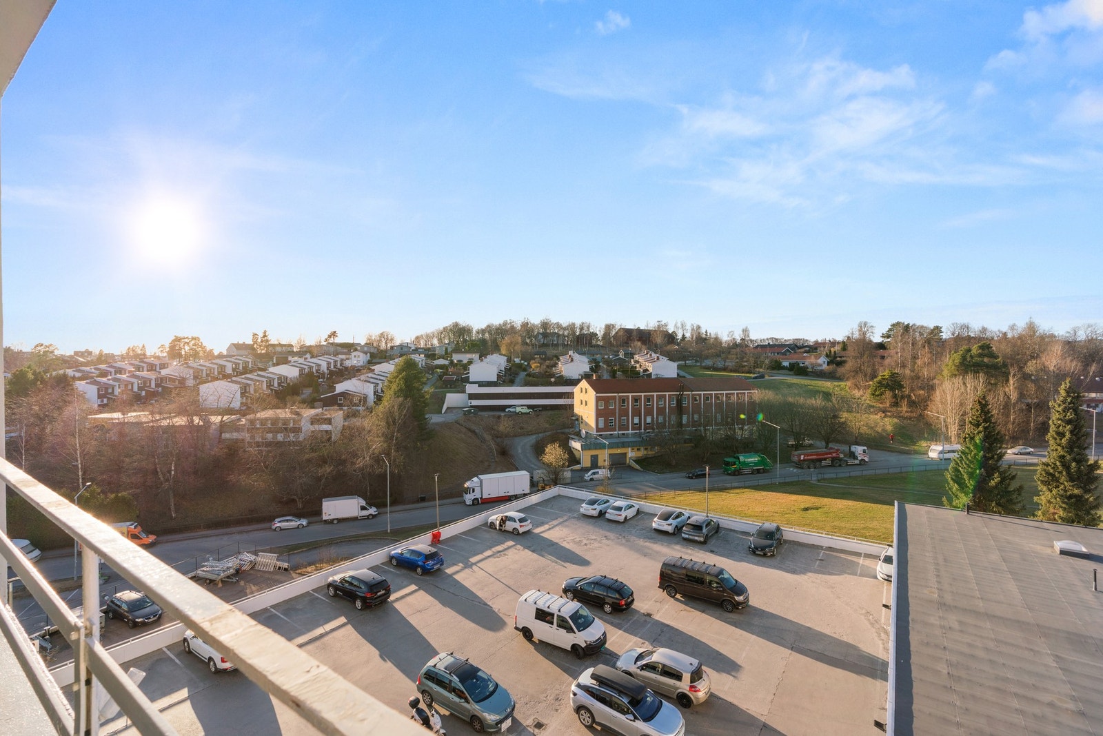 På balkongen er det kveldssol, og fin plass til å innrede med stoler og bord, og det er ellers fint utsyn over nærområdet. Galleribilde