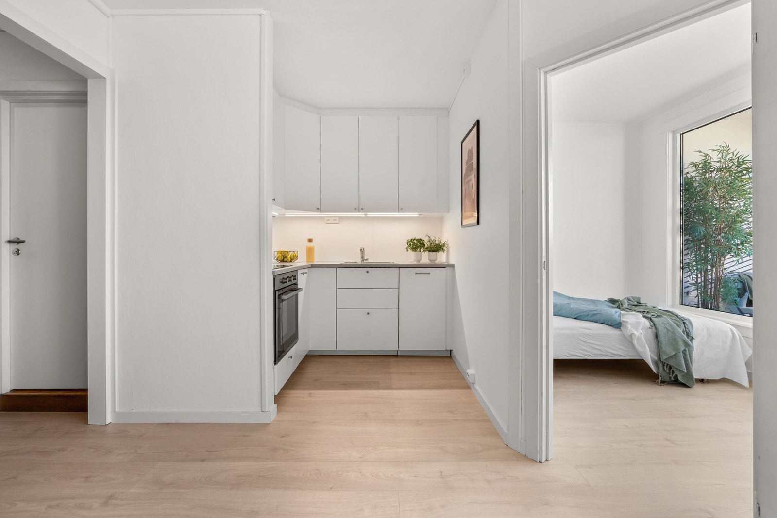 Varmtvann er inkl. i felleskostnadene. Det er installert automatisk lekkasjestopper til oppvaskmaskinen og komfyrvakt til platetoppen. Galleribilde