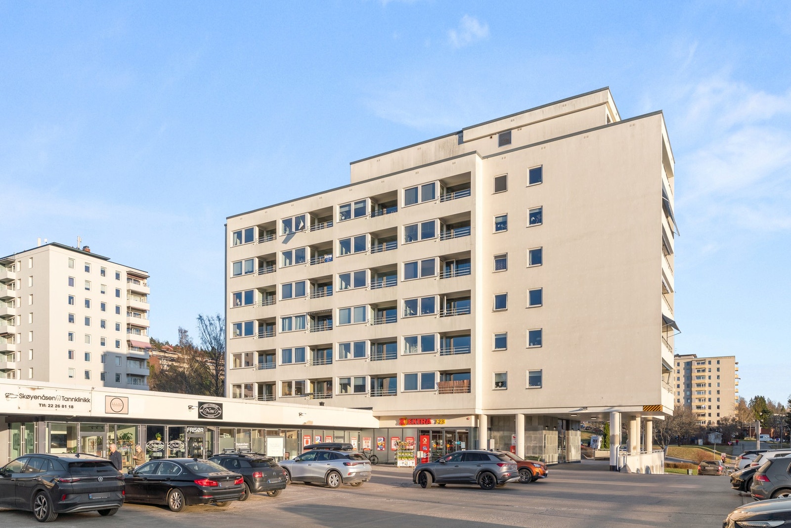 Eiendommen ligger sentralt og attraktivt til i femte etasje, over Skøyenåsen senter. Galleribilde