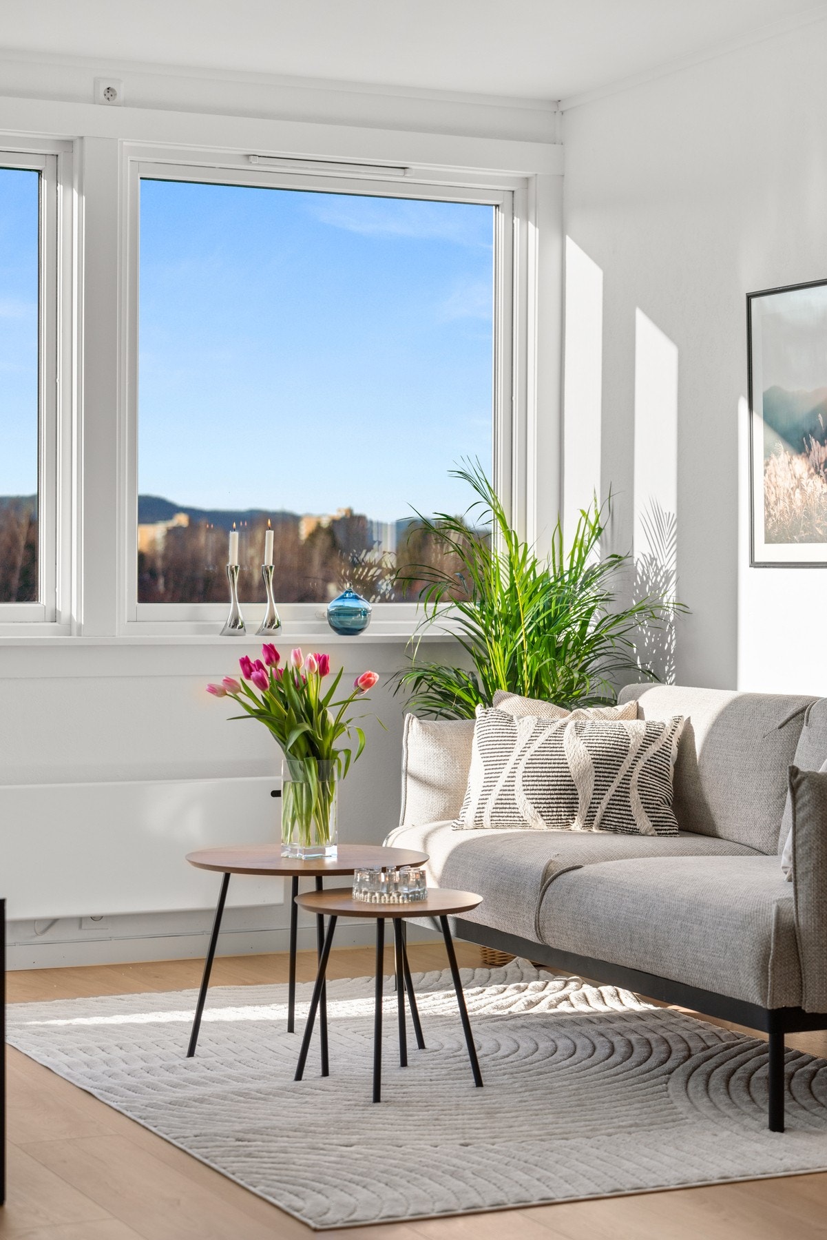 Stuen og får godt med naturlig lysinnslipp fra store vindusflater. Herfra er det også fint utsyn. Galleribilde