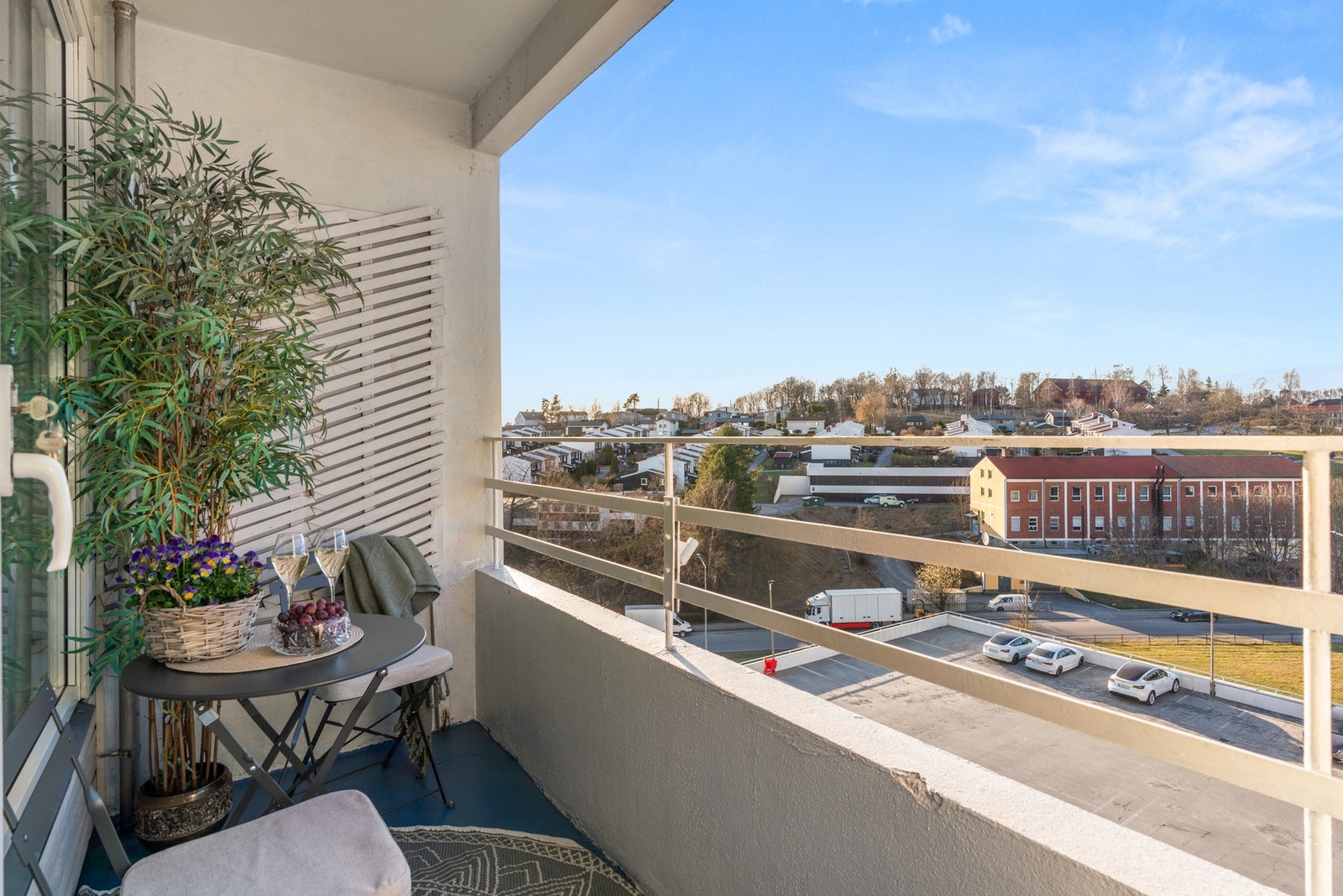 Lys og pen leilighet på 43 m² med balkong, heis og garasjeplass. Pent oppusset i 2024/25. Kort vei til T-bane og marka. Galleribilde