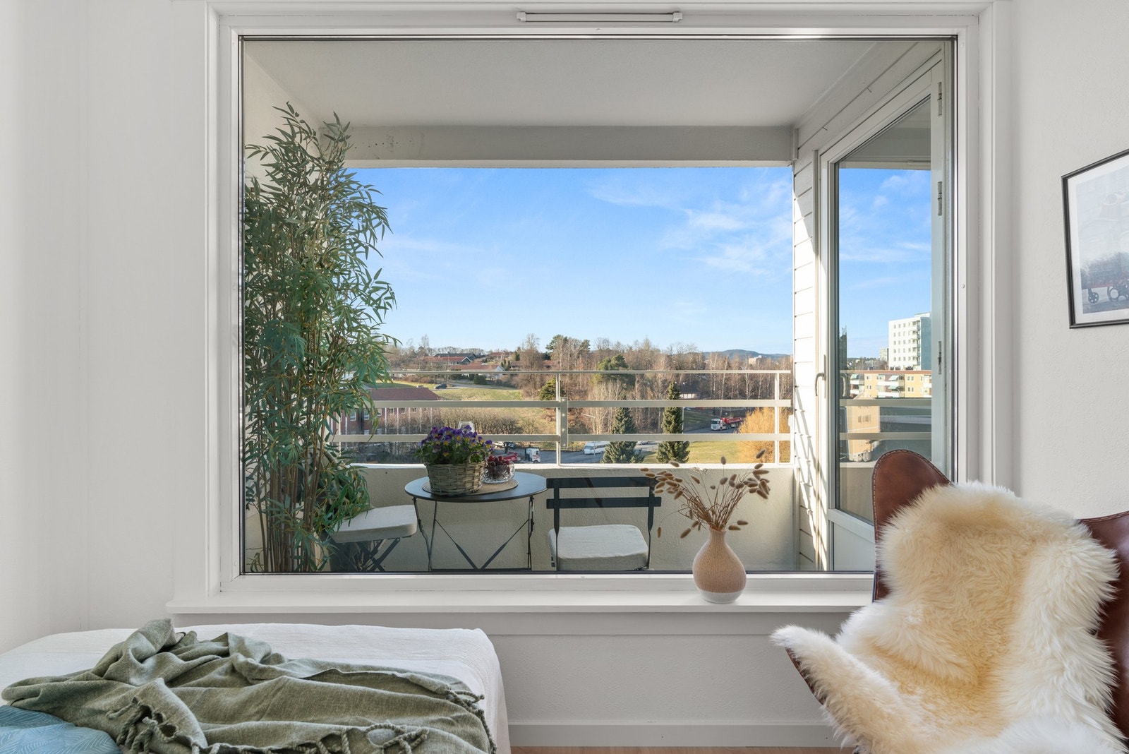 Et stort vindu på endeveggen sørger for rikt, naturlig lysinnslipp og herlig utsyn. Galleribilde