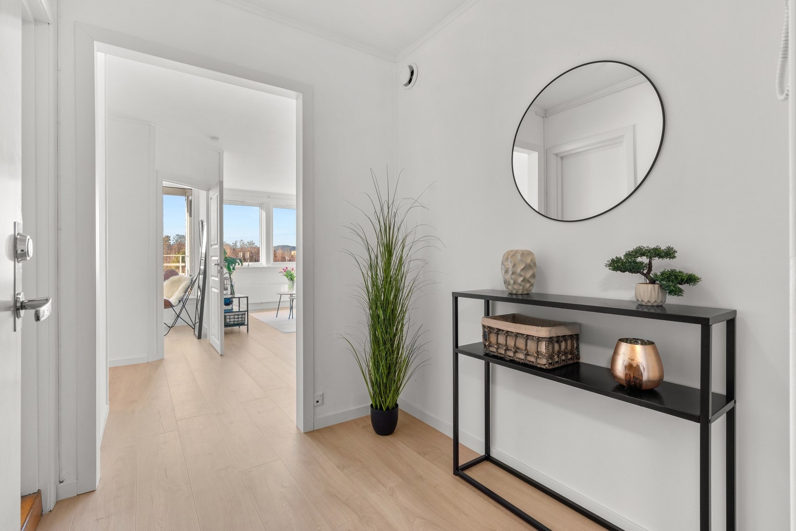 Vel inne blir vi ønsket velkommen i en pen entré med lysmalte vegger og laminatgulv. God plass til garderobeskap. Galleribilde