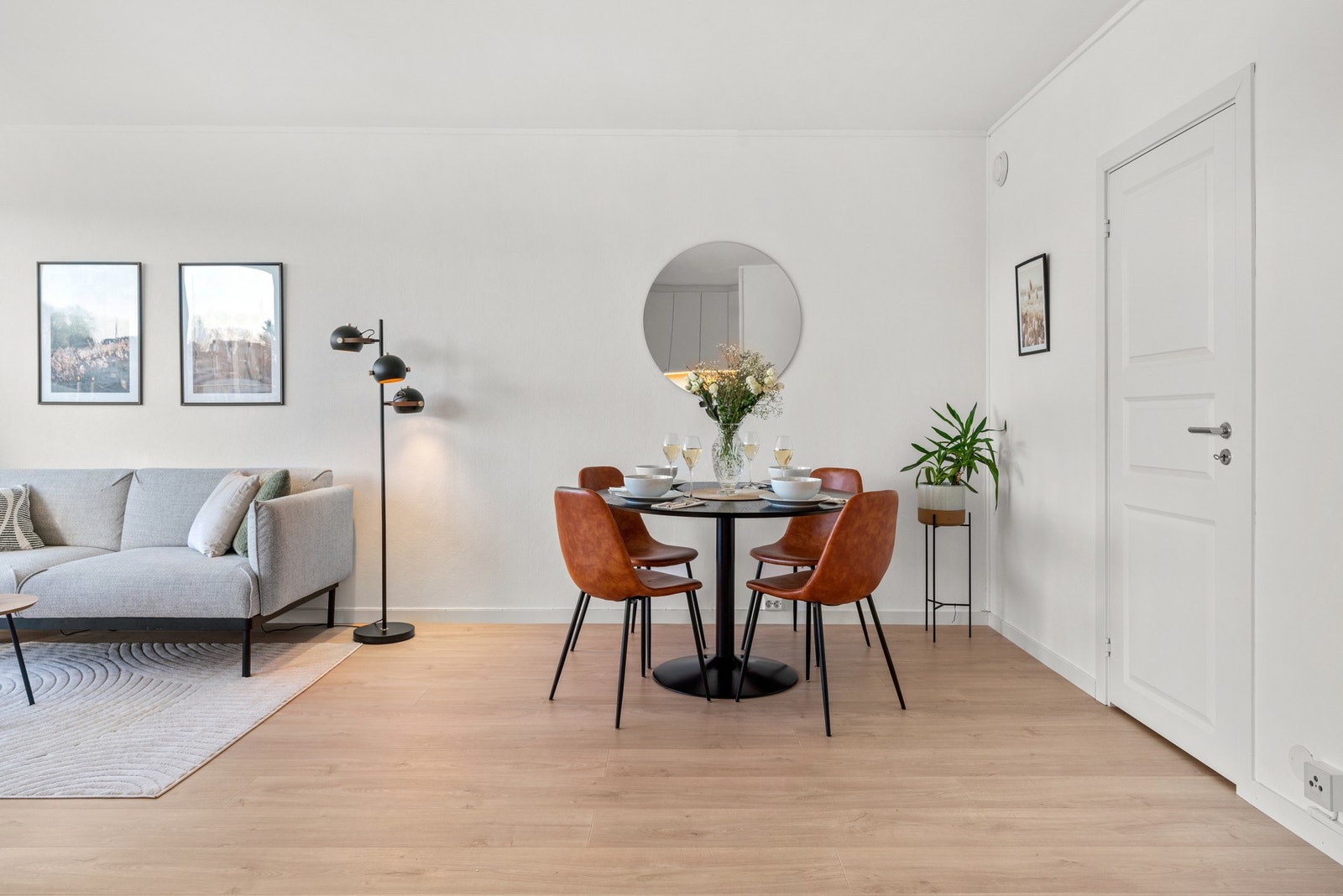 Leiligheten har oppbevaring- og lagringsplass i en innvendig bod og i en disponibel kjellerbod på ca. 3 kvm. Galleribilde