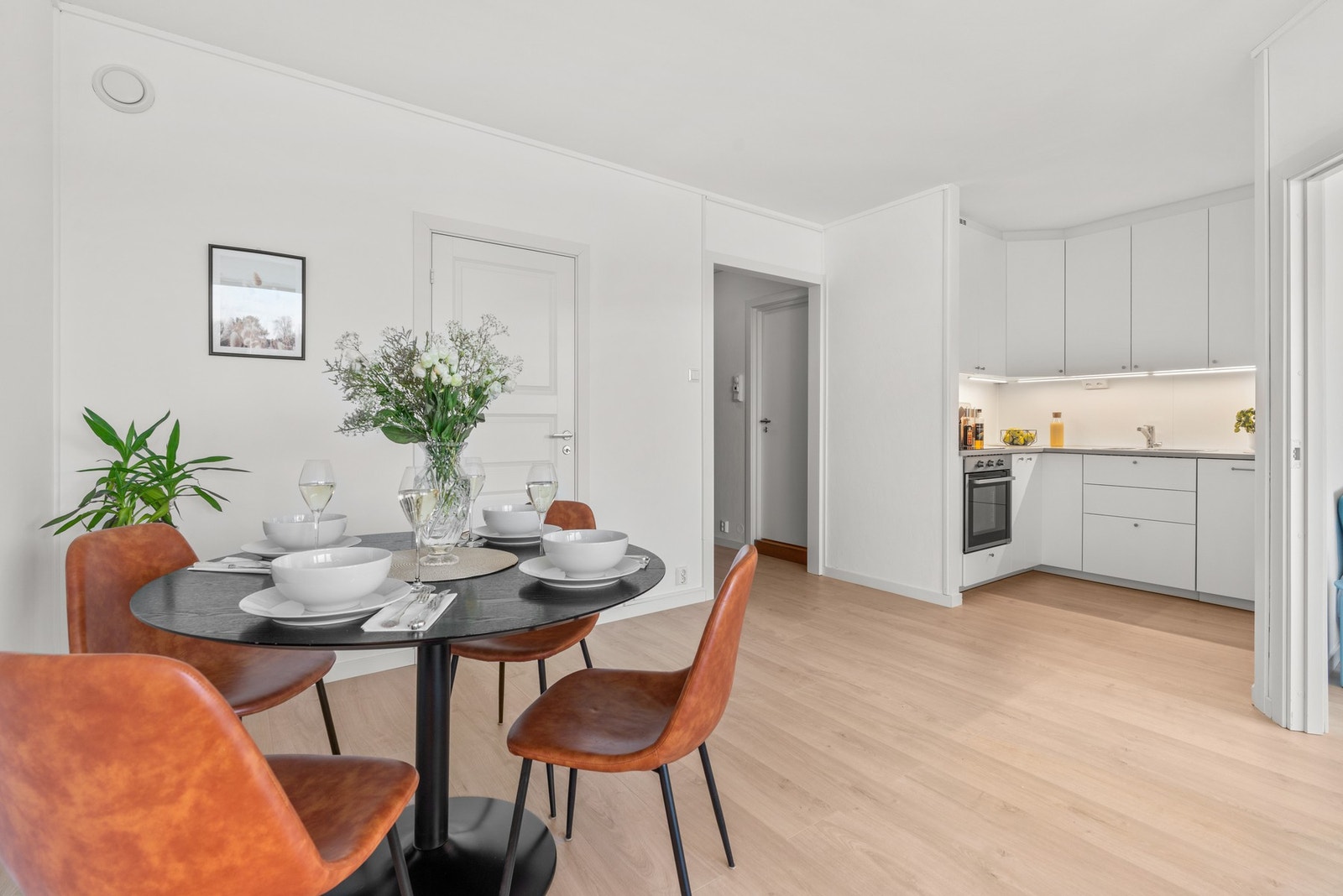 Kjøkkenet, som er nytt i 2024/2025, har et moderne og arealeffektivt design med gode skap- og benkeplass. Galleribilde